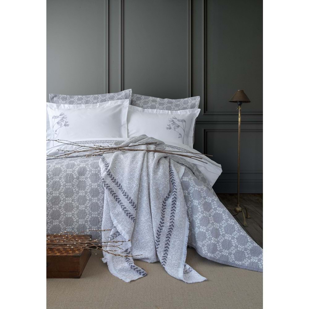 Apricitas Crown Gri Timeless Prime Çift Kişilik Yatak Örtülü Nakışlı Nevresim Takımlı Battaniyeli Set