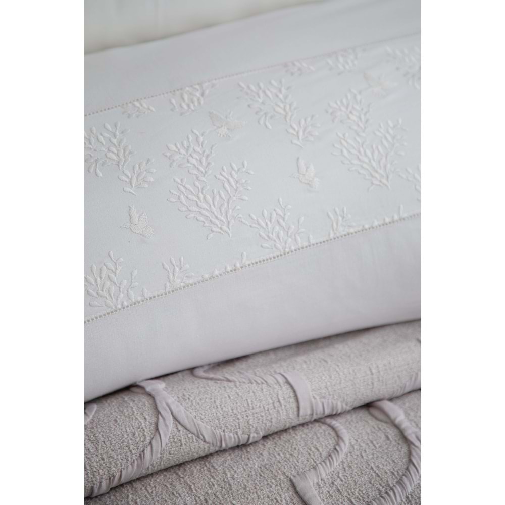 Serene Yatak Örtülü, Nakışlı Nevresim Takımlı, Battaniyeli Set
